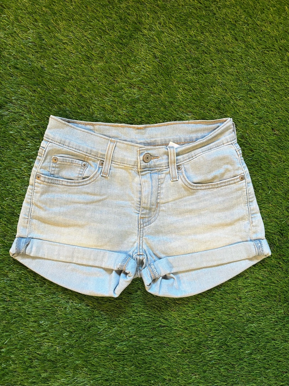 Levi’s Light Wash Denim Cuffed Shorts Size 24